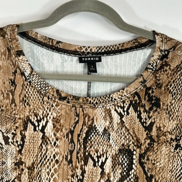 Torrid Ribbed Snakeskin Cropped T-Shirt Top - Picture 2 of 5